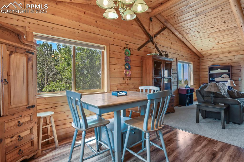 Image 15 of 49: Dining Area