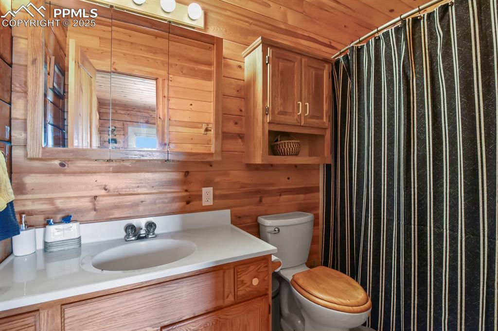 Image 22 of 49: Bathroom