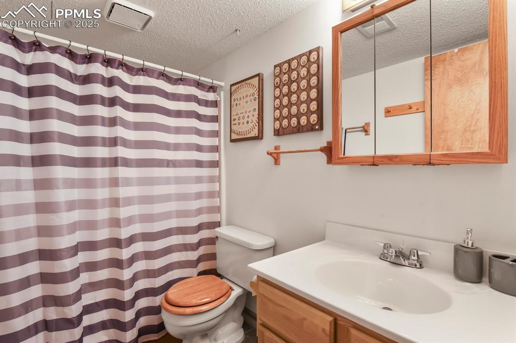 Image 34 of 49: Bathroom