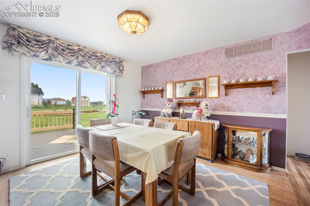 Image 11 of 50: Dining Area