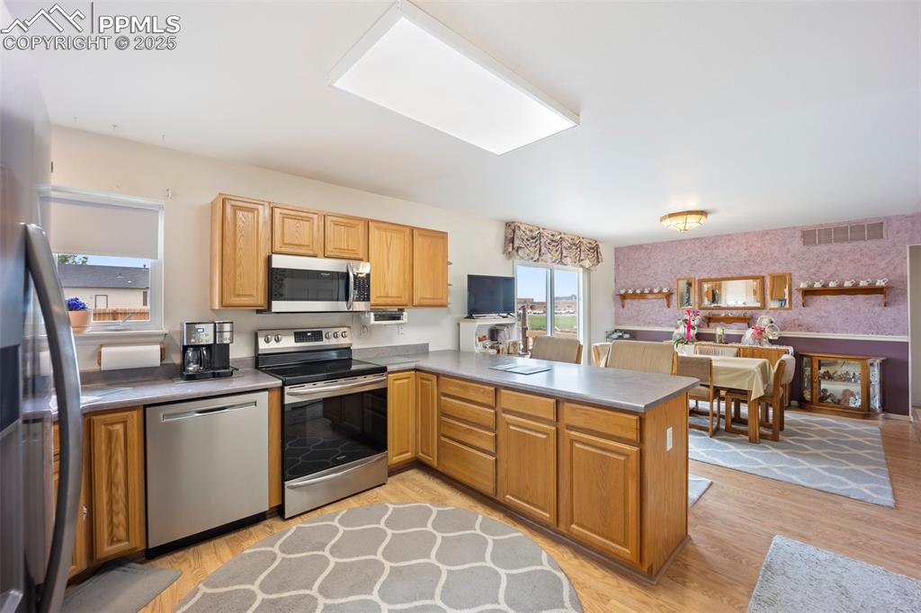 Image 16 of 50: Kitchen