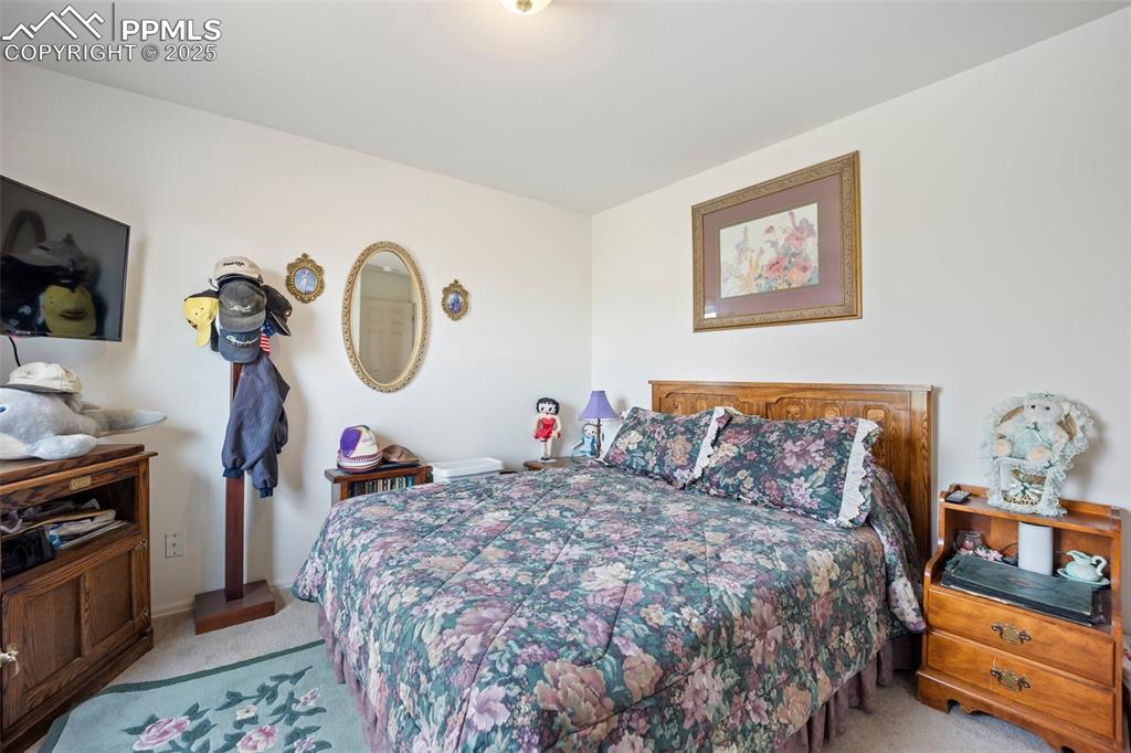 Image 18 of 50: Bedroom