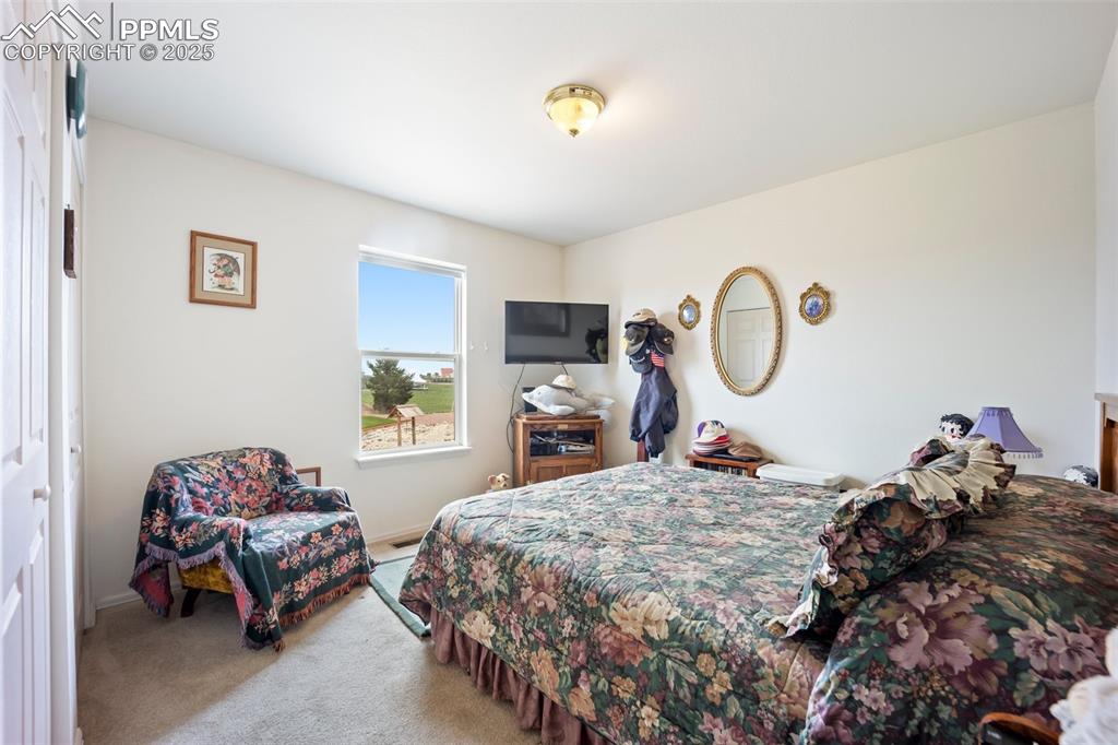 Image 19 of 50: Bedroom