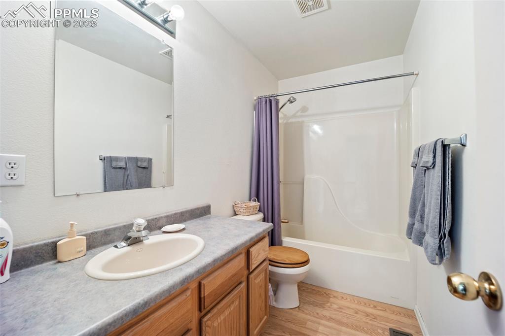 Image 20 of 50: Bathroom