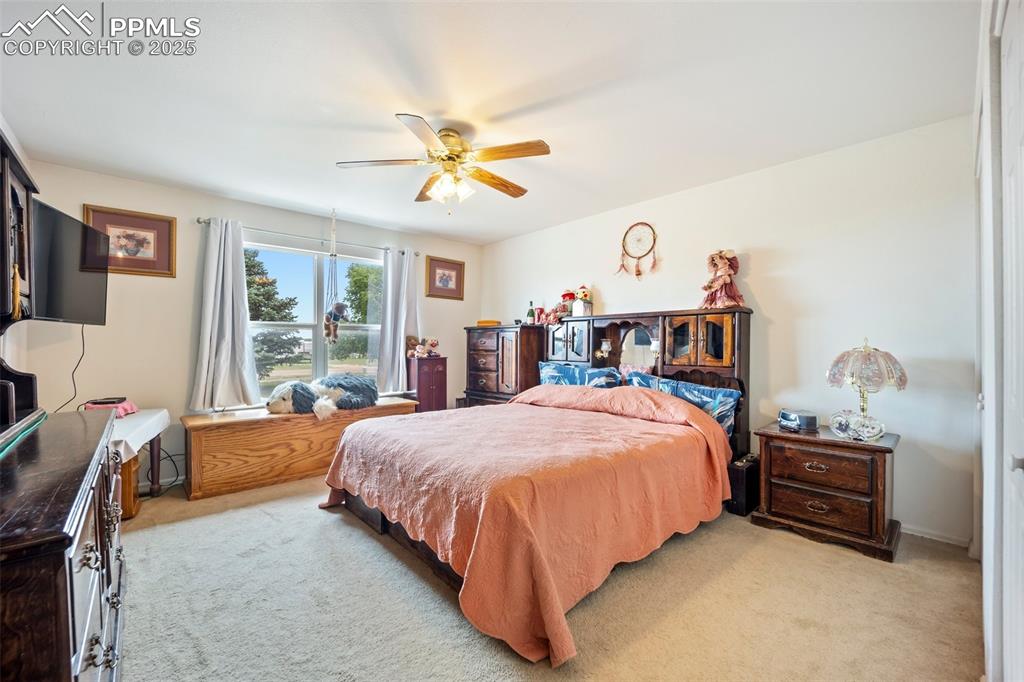 Image 21 of 50: Bedroom