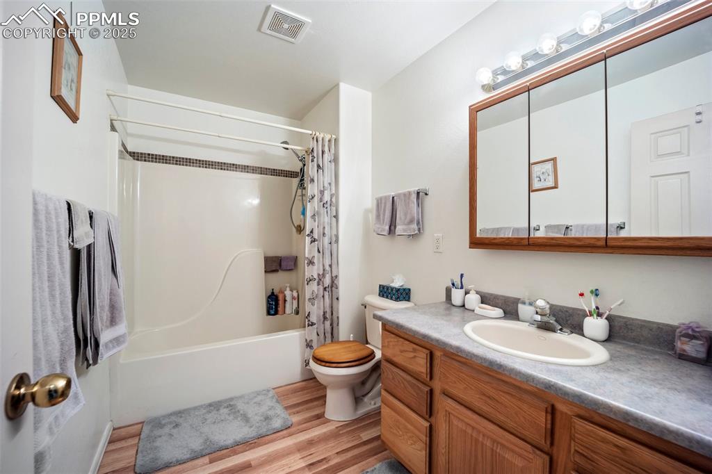 Image 23 of 50: Bathroom