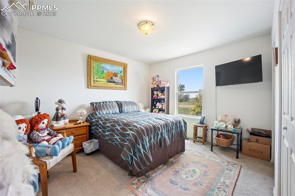 Image 24 of 50: Bedroom