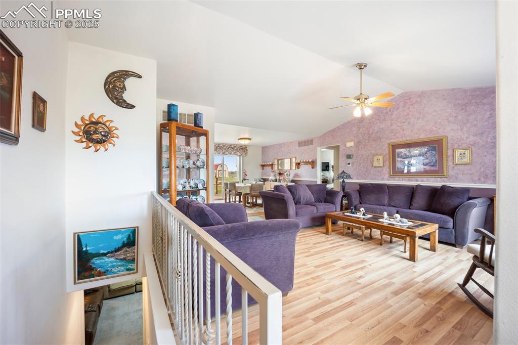 Image 25 of 50: Living Room