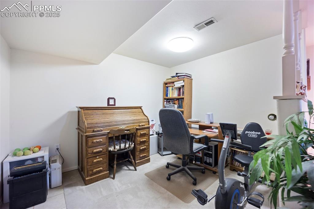 Image 30 of 50: Office