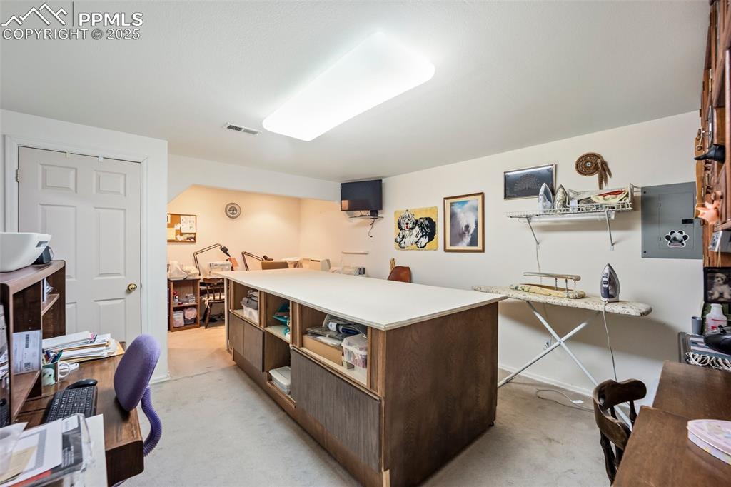 Image 31 of 50: Office