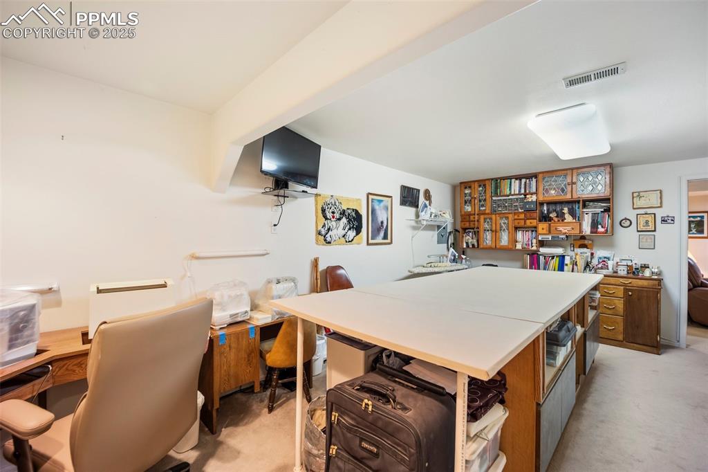 Image 32 of 50: Office