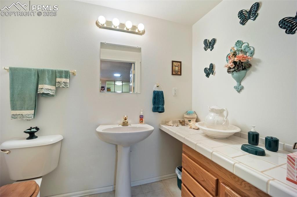 Image 33 of 50: Bathroom