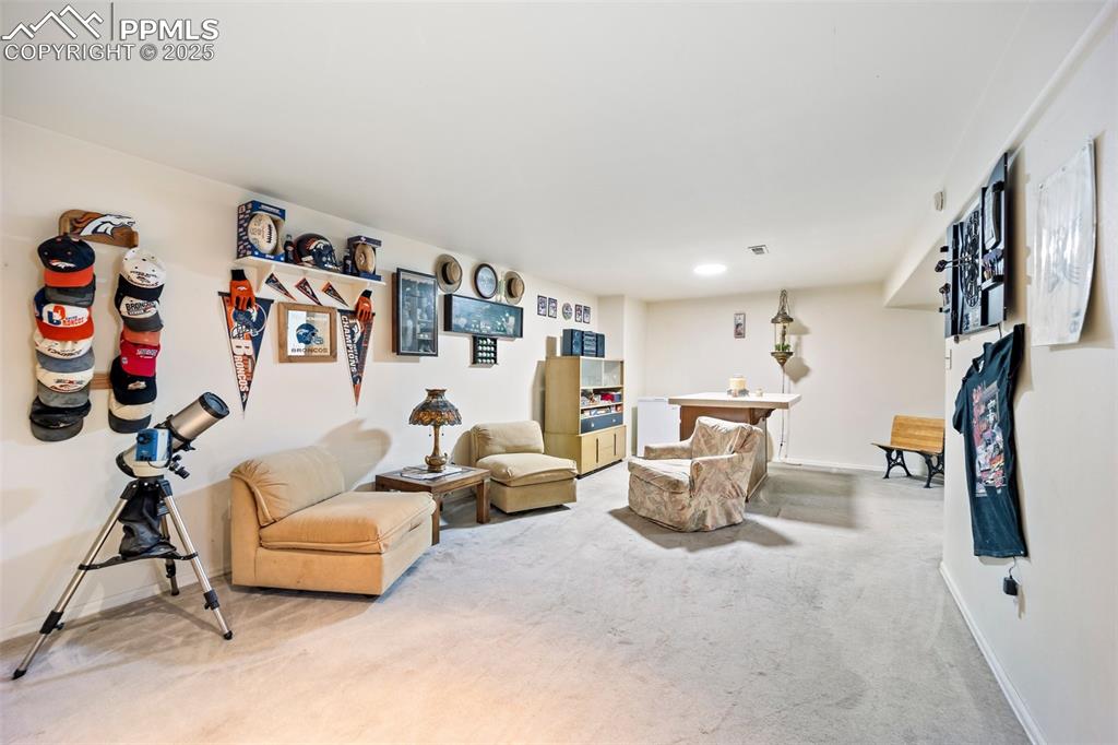 Image 34 of 50: Living Room