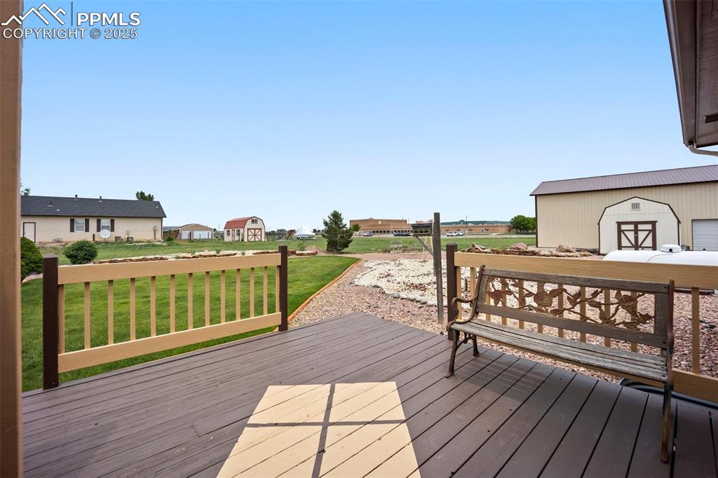 Image 36 of 50: Deck