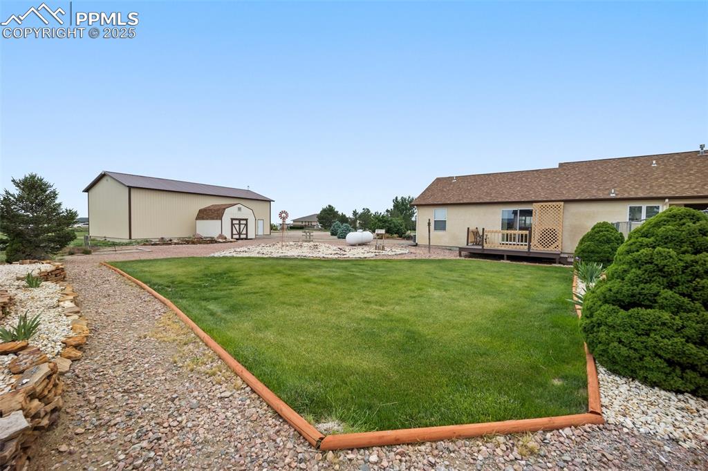 Image 41 of 50: Yard