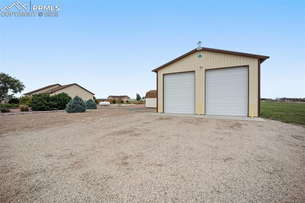 Image 43 of 50: Garage