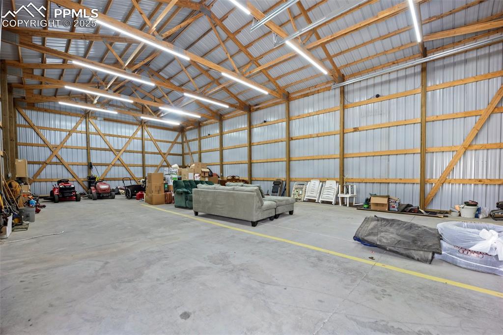 Image 44 of 50: Garage