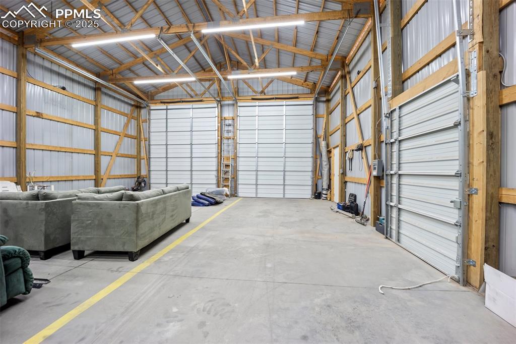 Image 45 of 50: Garage