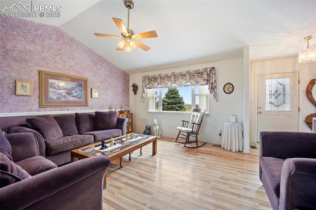 Image 8 of 50: Living Room