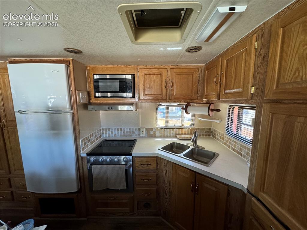 Image 16 of 34: Kitchen