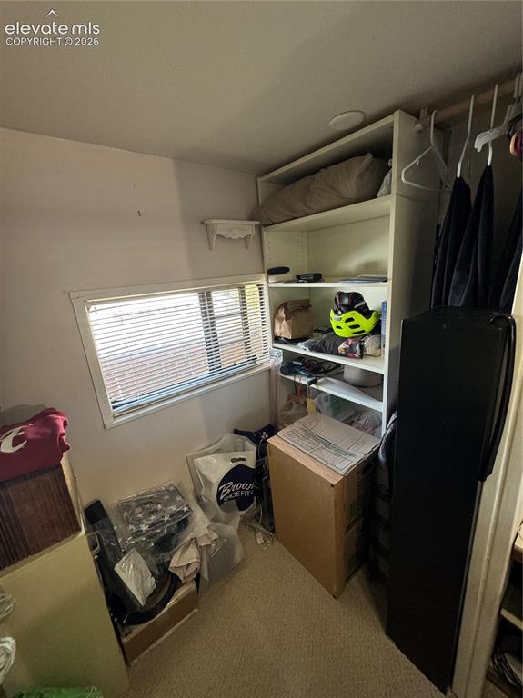 Image 20 of 34: closet