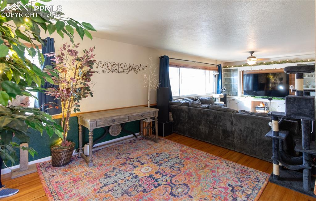 Image 8 of 26: Dining Area