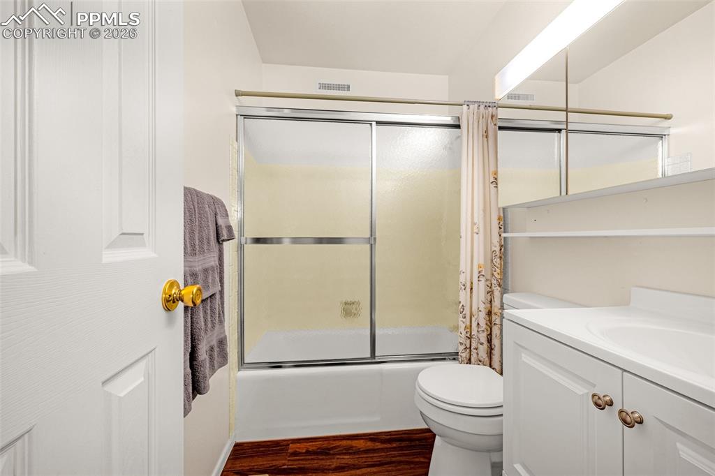 Image 15 of 37: Bathroom