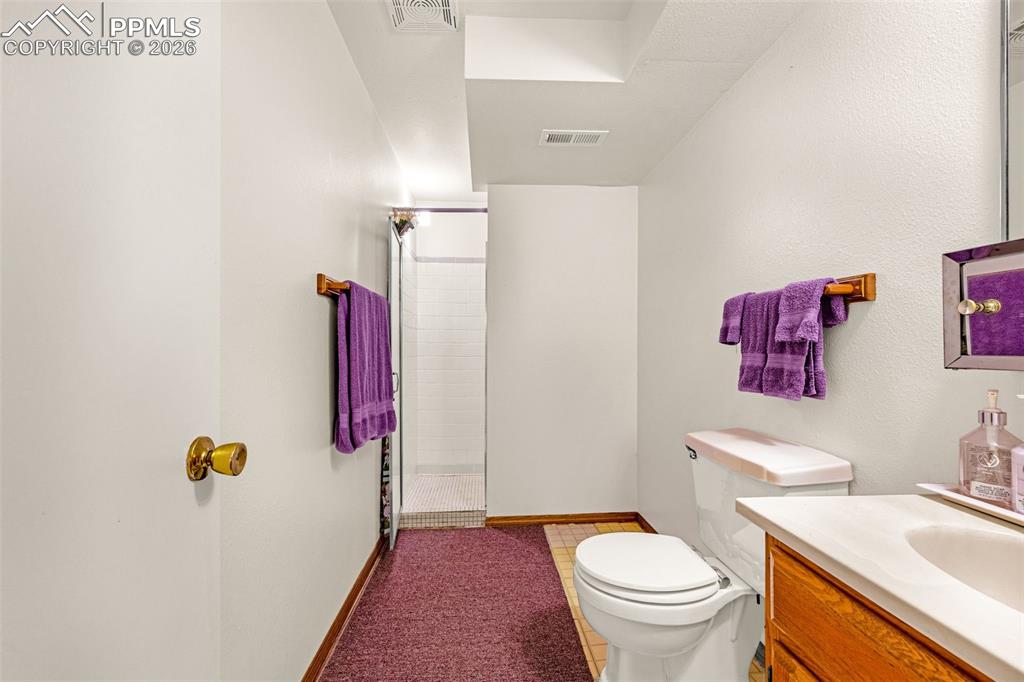 Image 21 of 37: Bathroom