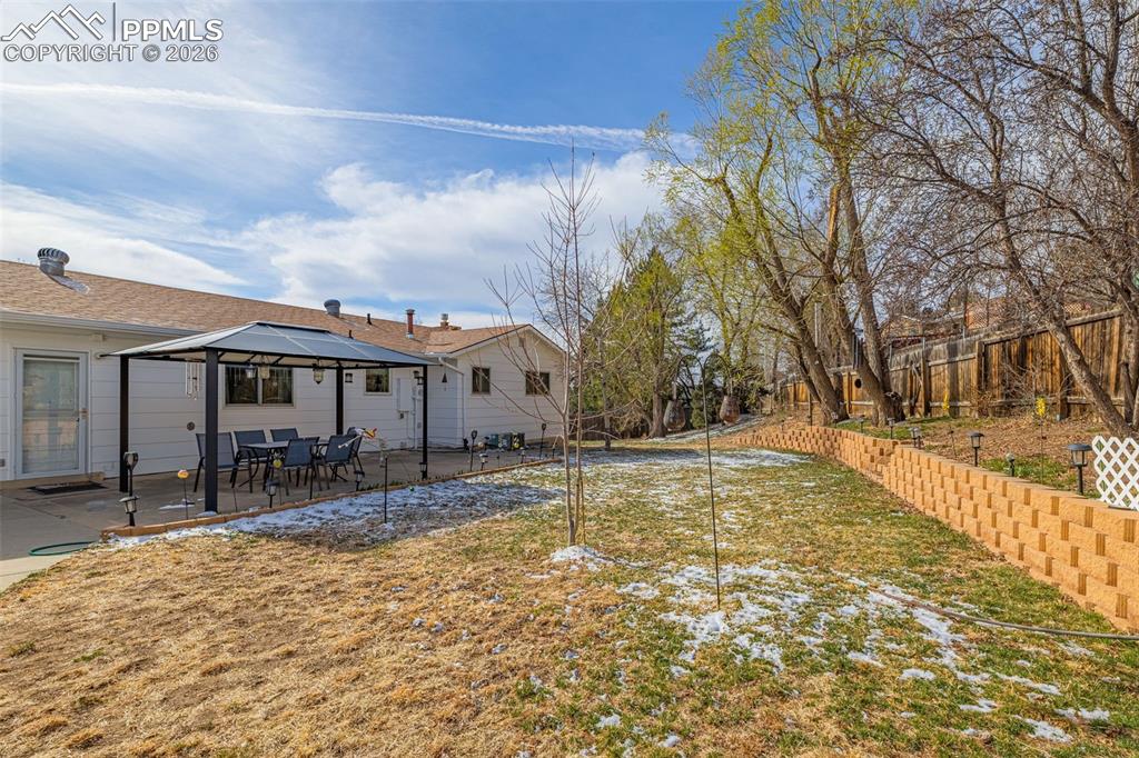 Image 28 of 37: Yard