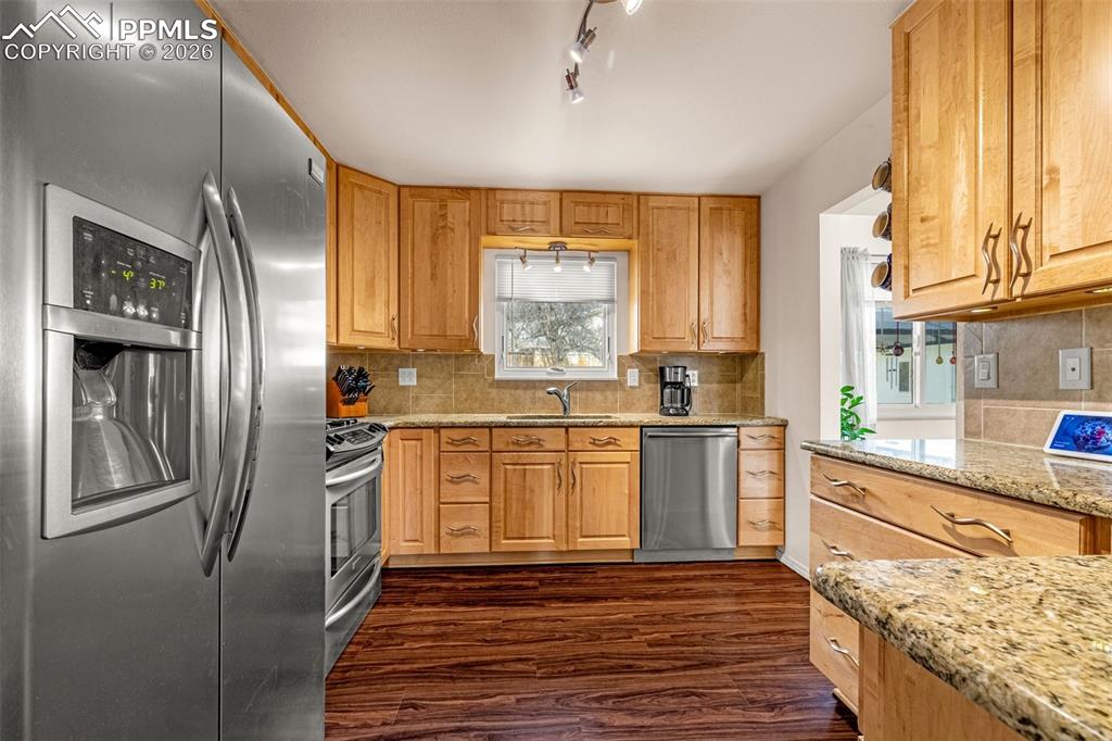 Image 4 of 37: Kitchen