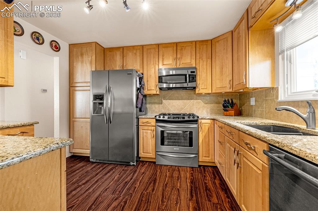 Image 5 of 37: Kitchen