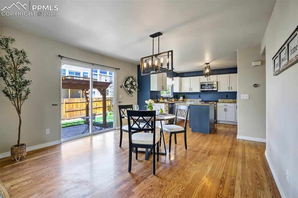 Image 14 of 50: Dining Area