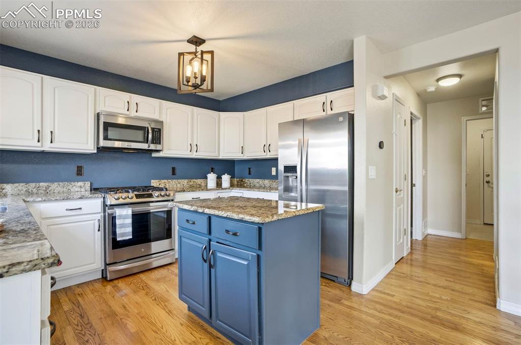 Image 15 of 50: Kitchen