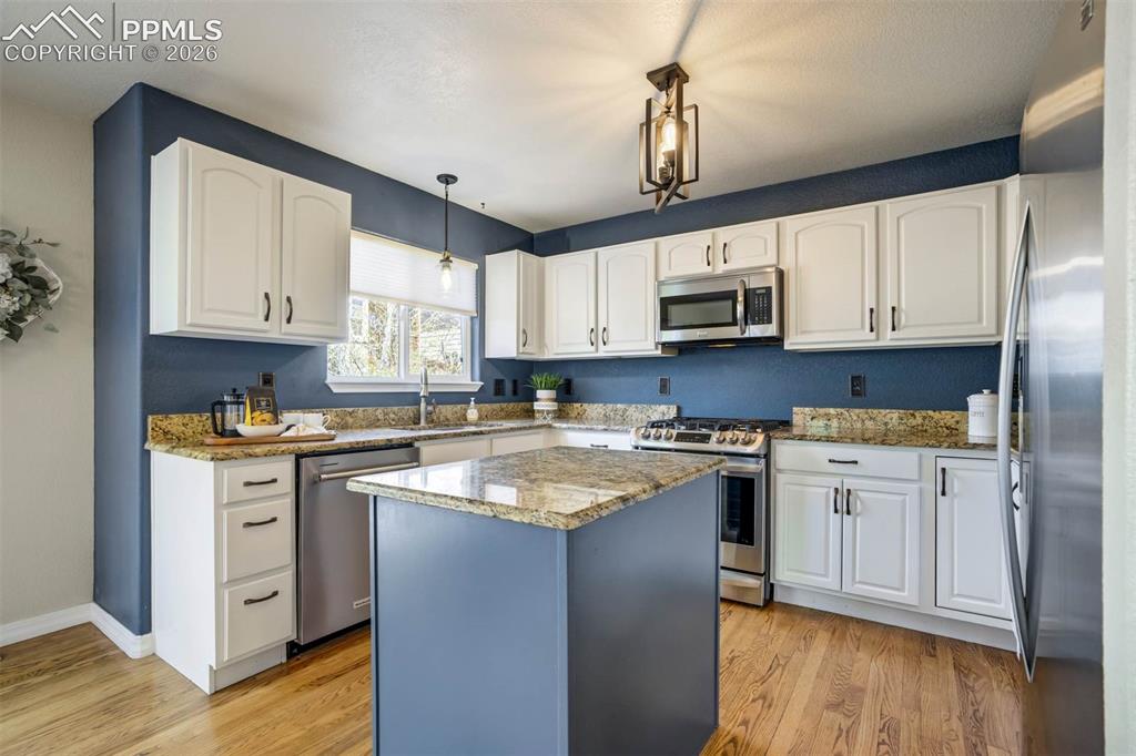 Image 16 of 50: Kitchen
