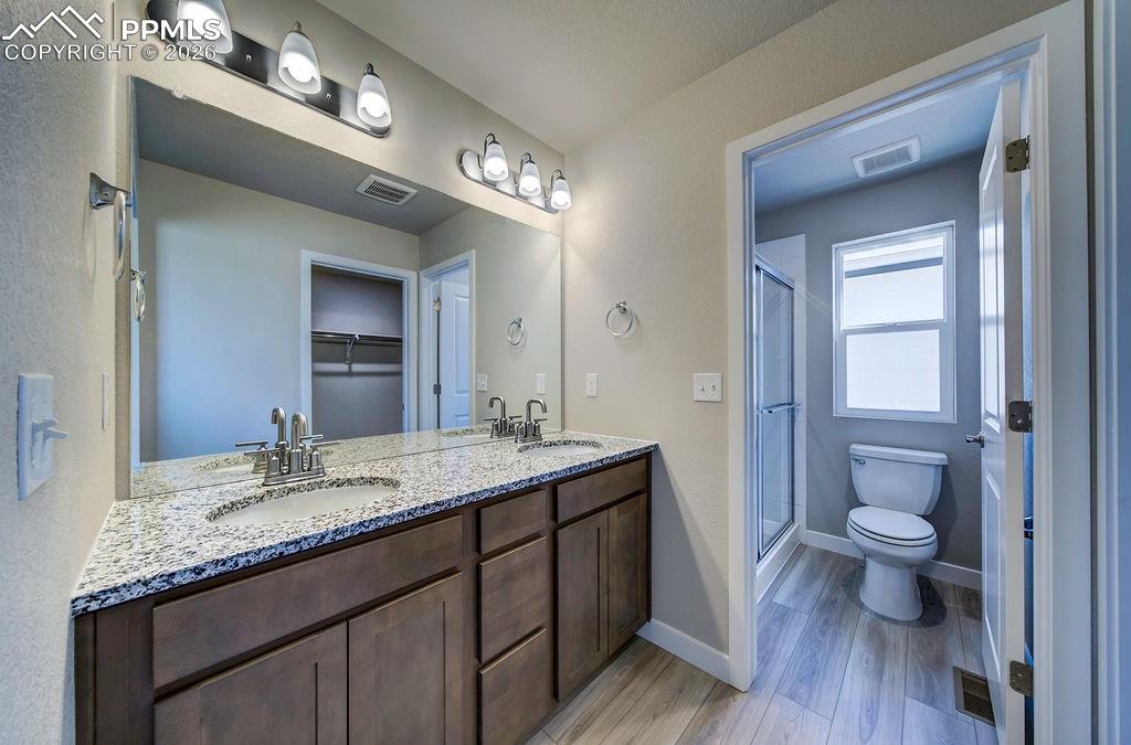 Image 32 of 49: Bathroom