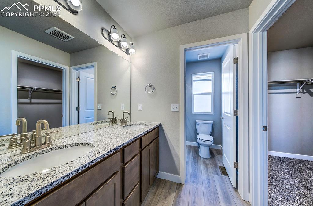 Image 33 of 49: Bathroom