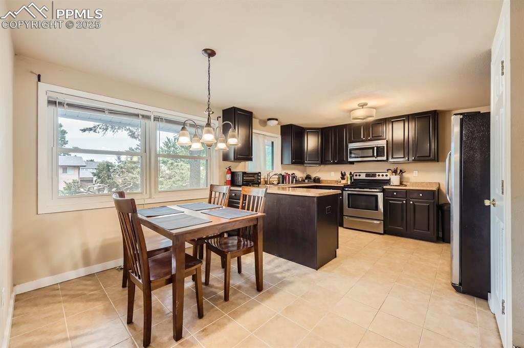 Image 10 of 25: Kitchen