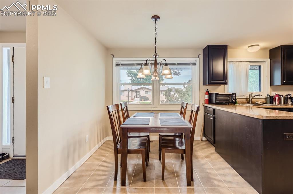 Image 11 of 25: Dining Area