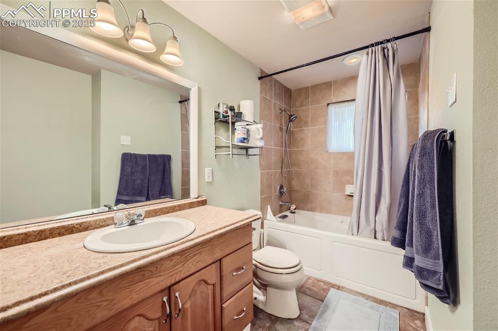 Image 14 of 25: Bathroom