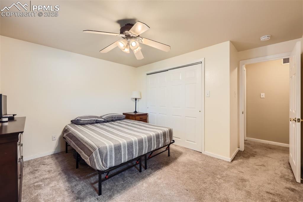 Image 22 of 25: Bedroom