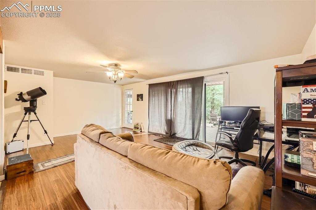 Image 4 of 25: Living Room