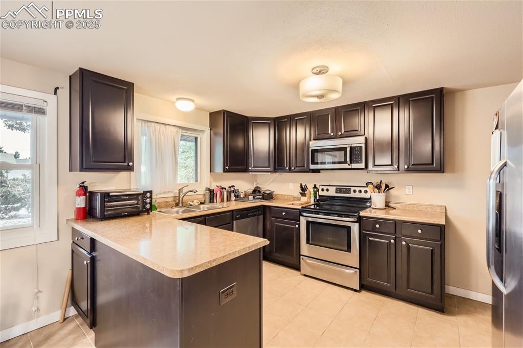 Image 7 of 25: Kitchen