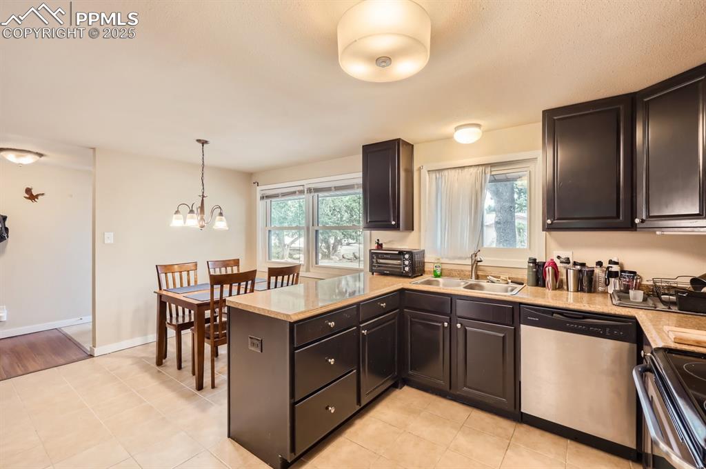 Image 8 of 25: Kitchen