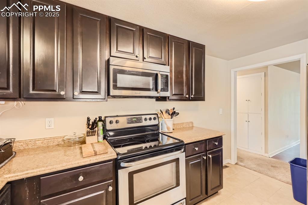Image 9 of 25: Kitchen