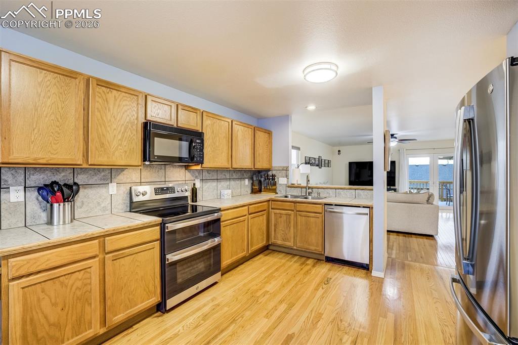 Image 13 of 47: Kitchen