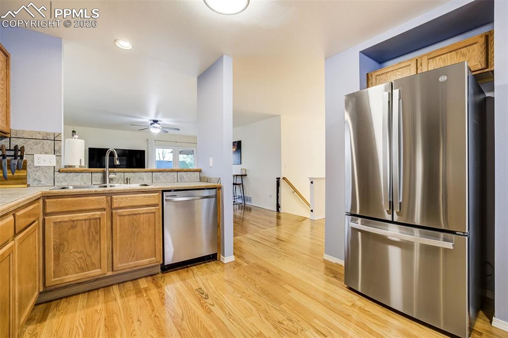 Image 14 of 47: Kitchen