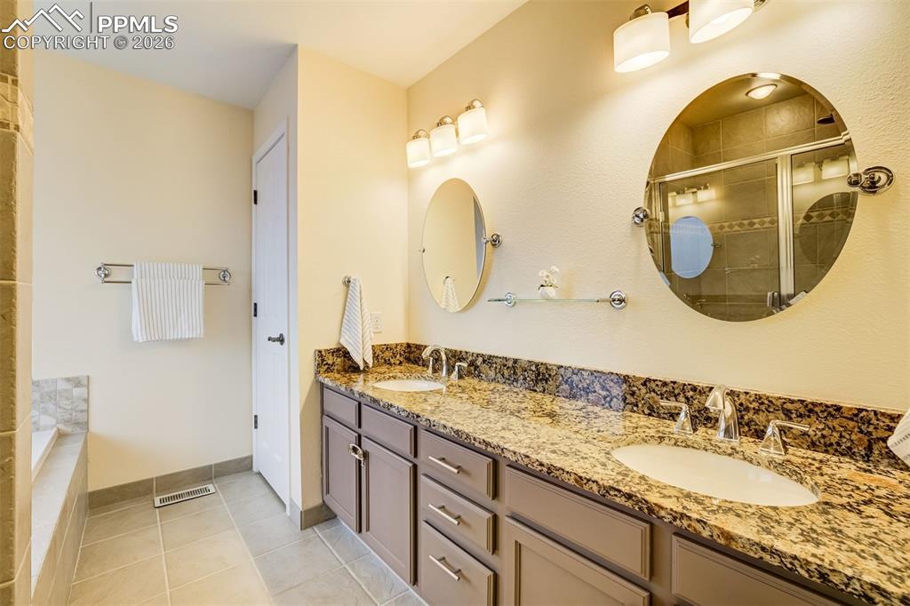 Image 18 of 47: Bathroom