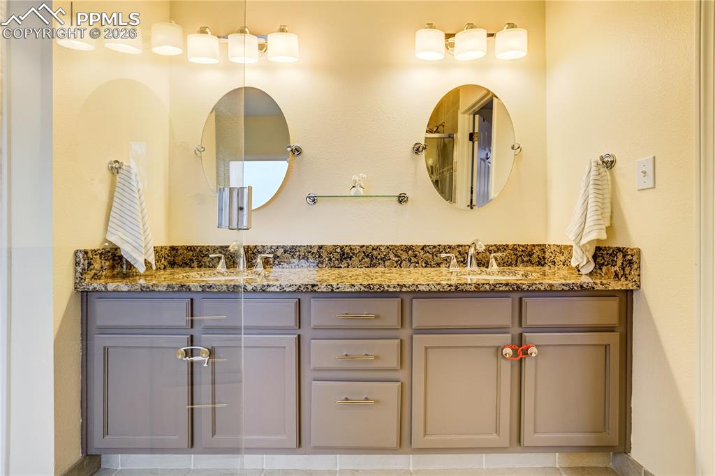 Image 19 of 47: Bathroom