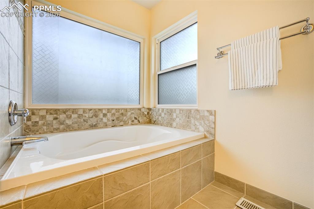 Image 21 of 47: Bathroom