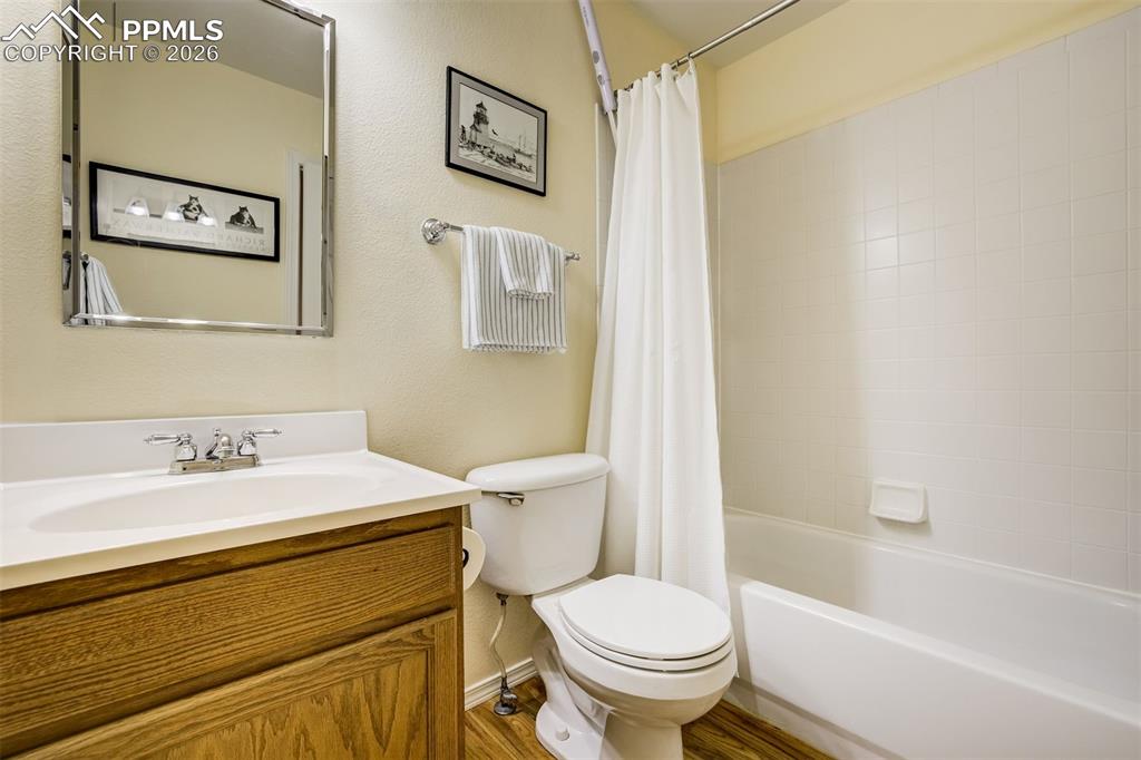 Image 25 of 47: Bathroom